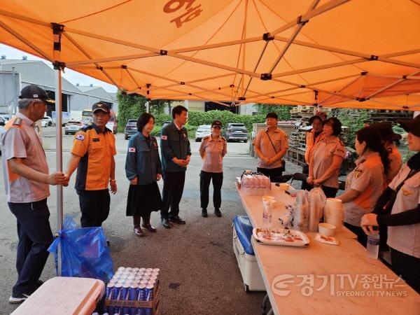 [크기변환]사진1) 소방관계자에게 업무 보고 받는 배정수의장과 조오순의원.jpg