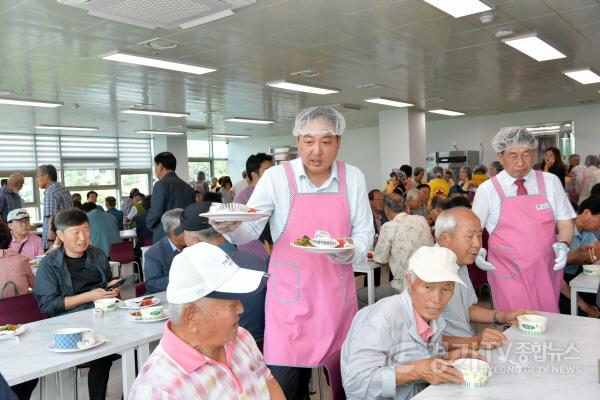 [크기변환]02 후반기 개원행사를 대신한 어르신 식사 봉사.JPG