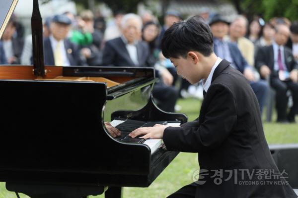 [크기변환]3. 자산어보 특별전 개막식에서 피아니스트 조현서가 자작곡 자산어보 속으로를 연주하고 있다.JPG