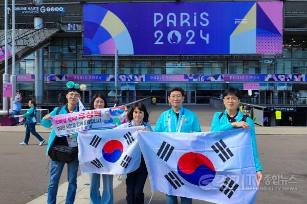 [크기변환]6-1. 이상일 용인특례시장은 7일 오전(현지시각) 프랑스 파리 스타드 드 프랑스에서 열린 2024 파리 올림릭 육상 남자 높이뛰기 예선에 참가한 용인특례시 소속 우상혁 선수 경기를 현장에서 응원했다.jpg