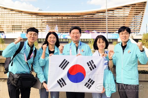 [크기변환]9-1. 이상일 용인특례시장과 시 대표단이 8일(현지 시각) 오전 파리 올리픽 아쿠아텍 센터를 찾아 시설물을 참관하며 용인 반다비 체육센터 건립 벤치마킹에 나섰다..jpg