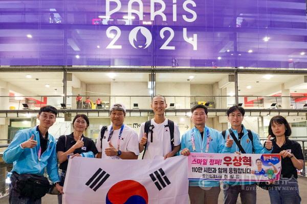 [크기변환]7-2. 용인특례시 대표단과 파리 올림픽 결승 경기를 마친 우상혁 선수, 김도균 감독이 함께 기념촬영을 하고 있다 (1).jpg