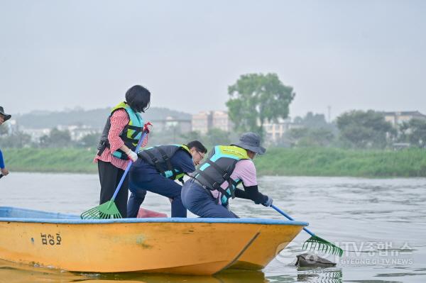 [크기변환]02 전진선 군수 남한강 정화 활동 (3).jpg