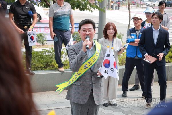 [크기변환]4-2. 이상일 용인특례시장은 처인구 역북동 명지대학교 사거리 앞 태극기 배부 현장을 찾아 행사 참가자들을 격려했다..JPG