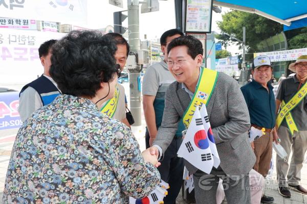 [크기변환]4-3. 이상일 용인특례시장은 처인구 역북동 명지대학교 사거리 앞 태극기 배부 현장을 찾아 행사 참가자들을 격려했다..JPG