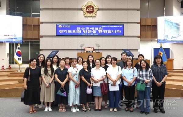 [크기변환]240814 장윤정 의원, 안산 공예협회와 소통…경기도의회 기능과 역할 소개.jpg