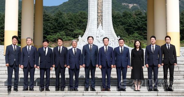 [크기변환]240814 김진경 의장, 광복절 맞아 국립대전현충원 참배...숭고한 희생정신 되새기며 자치분권 강화 힘쓰겠다 (3).jpg