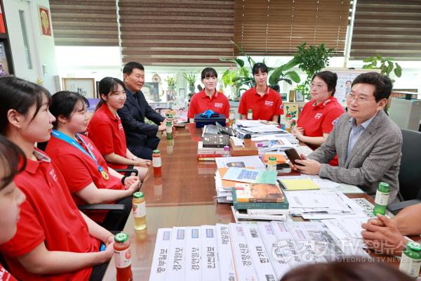 [크기변환]6-3. 이상일 용인특례시장이 좋은 성적을 거둔 시 직장운동경기부 볼링팀 선수, 감독과 환담을 나누고 있다..JPG