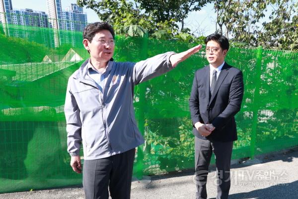 [크기변환]1-2. 이상일 용인특례시장이 처인구 남동 태성중고등학교를 방문해 옹벽 설치 현장을 살펴보고 있다..jpg