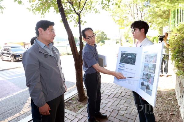 [크기변환]1-3. 이상일 용인특례시장이 포곡읍 둔전제일초등학교 후문 농로 통학로 개선 현장에 대한 설명을 듣고 있다..jpg