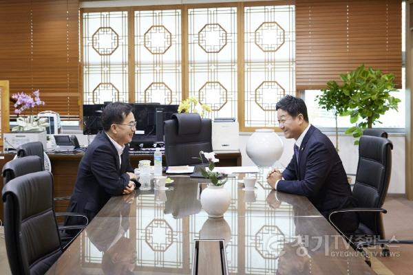 [크기변환]240816 김진경 의장, 김동연 지사와 ‘깜짝 회동’...도의회-경기도 간 소통.협력 강화 공감대 형성 (1) (1).jpg