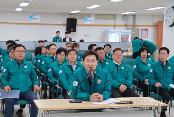 [크기변환]3-1. 이상일 용인특례시장이 19일 시청 을지연습장에서 을지연습 상황보고를 받고 있다.JPG