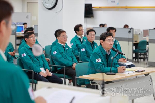 [크기변환]3-2. 이상일 용인특례시장이 19일 시청 을지연습장에서 을지연습 상황보고를 받고 있다.JPG