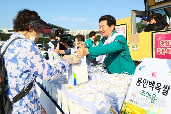 [크기변환]6-1. 19일 용인특례시청 하늘광장에서 열린 용인백옥쌀 아침밥 먹기 캠페인에 참석한 이상일 시장.jpg