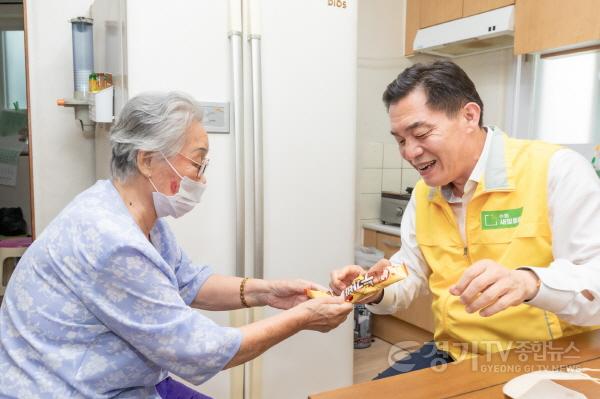 [크기변환]1-2. 이재준 수원시장, 수원새빛돌봄 운영 1주년 맞아 새빛돌봄 지원대상 가구 방문.jpg