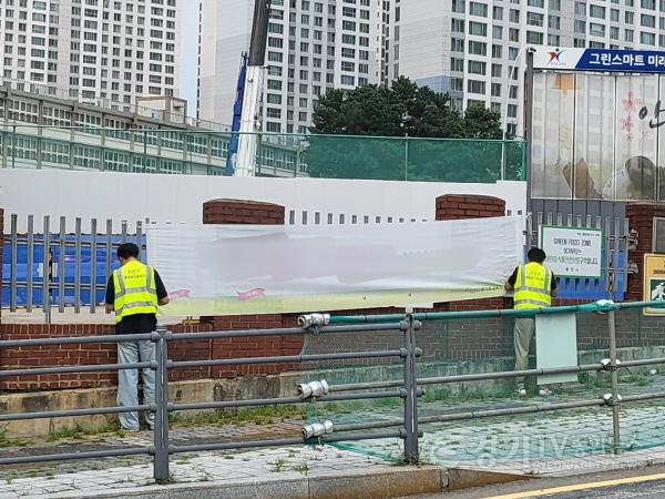 [크기변환]4. 용인특례시가 학교 주변 통학로에 설치된 노후·불법광고물을 일제 정비한다..JPG