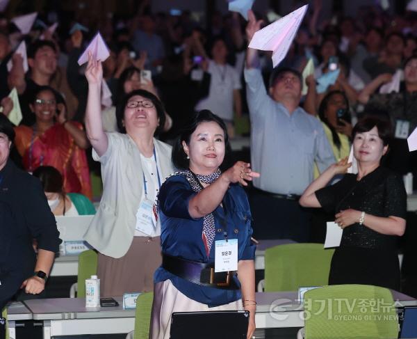 [크기변환]240823 정윤경 부의장,  ‘2024 경기 사회적경제 박람회’ 참석해 축하 (2).jpg