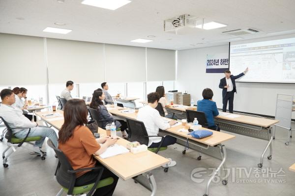 [크기변환]20240826 용인특례시의회 경제환경위원회, 맞춤형 전문교육 실시(3).jpg