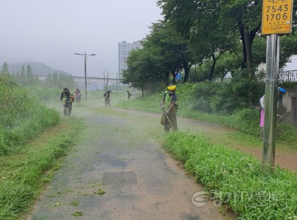 [크기변환]5-2. 용인특례시는 추석 명절을 앞두고 시민과 귀성객에게 안전하고 쾌적한 환경을 제공하기 위해 하천 산책로 제초작업에 나섰다..jpg