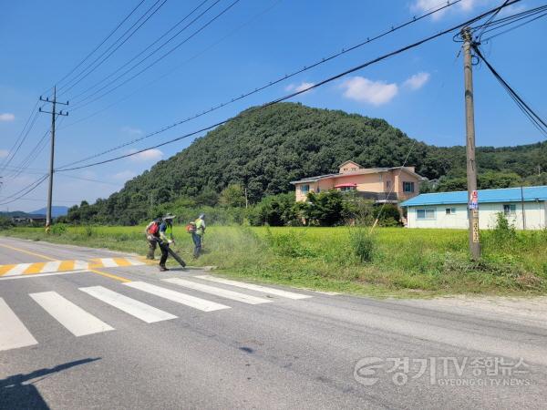 [크기변환]5-1. 용인특례시는 추석 명절을 앞두고 시민과 귀성객에게 안전하고 쾌적한 환경을 제공하기 위해 시 곳곳 도로 제초작업에 나섰다..jpg