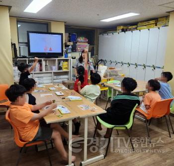 [크기변환]3. 용인특례시 수지구 지역아동센터 아동들이 상현도서관 도서관 함께 책 읽기 프로그램에 참여하고 있다.jpg