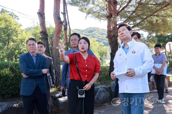 [크기변환]1-4. 이상일 용인특례시장이 30일 고기초 학부모들과 학교 앞 통학로를 살피고 있다.jpg