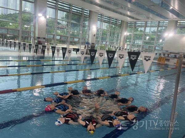 [크기변환]2-1. 용인특례시가 시민을 대상으로 물 속에서 체온을 유지하는 생존수영 방법을 교육했다.jpg