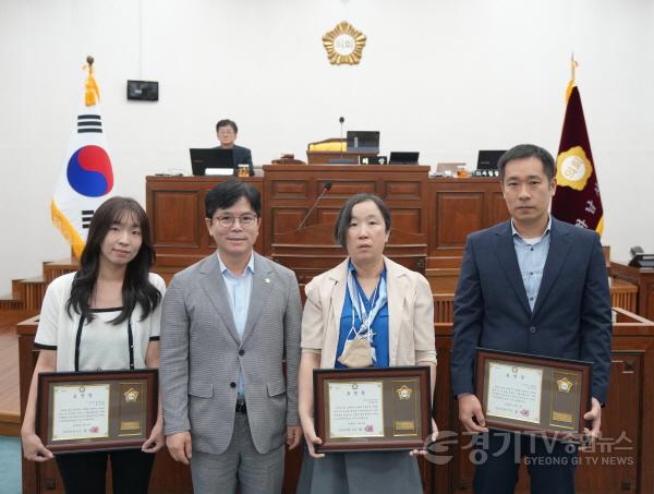 [크기변환][사진자료] 하남시의회, 제334회 임시회 개회 및 2024년 3분기 우수공무원 표창(사진_하남시의회 제공).jpg