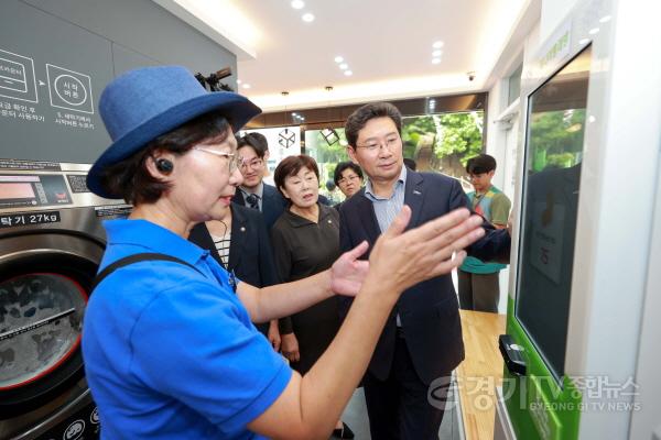 [크기변환]1-2. 이상일 용인특례시장이 시니어빨래방 개소를 기념해 시연에 참여하고있다.JPG