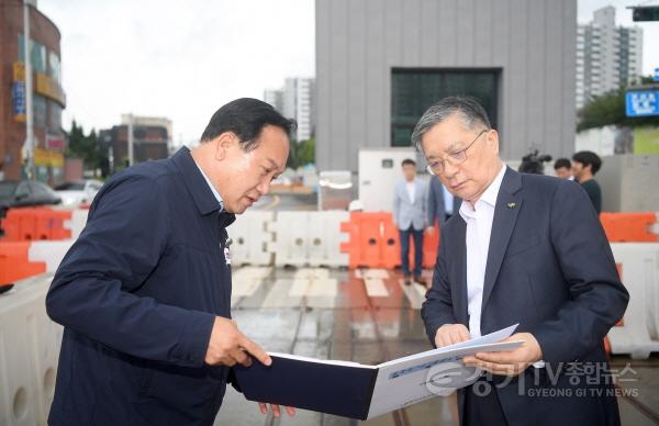 [크기변환]2 이권재 오산시장이 LH 이한준 사장과 관내 주요 도로현안을 점검하는 모습.jpg