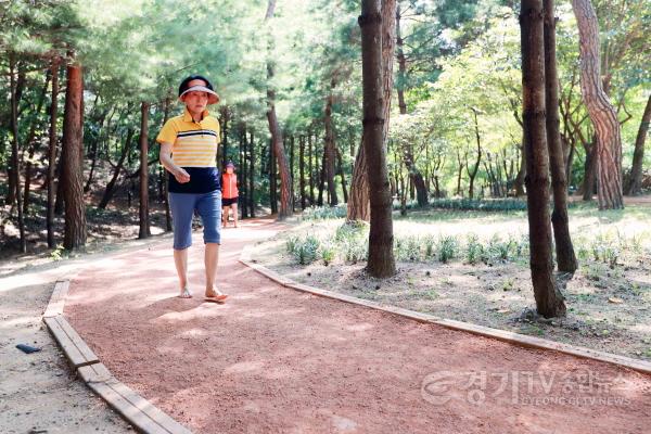 [크기변환]5-3. 용인특례시가 동백3동에 조성한 맨발길을 한 시민이 이용하고 있다.jpg