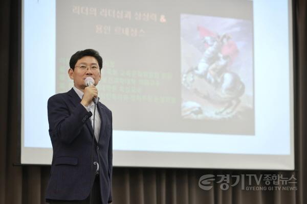 [크기변환]7-3. 이상일 용인특례시장이 4일 경인일보와 (사)미래사회발전연구원이 운영하는 미래사회포럼에 특별강사로 초청받아 강연을 펼쳤다..jpeg