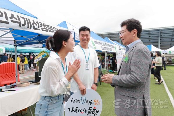 [크기변환]2-4. 이상일 용인특례시장이 6일 제25회 사회복지의 날을 기념해 시청 광장에서 열린 사회복지박람회에서 관계자들과 이야기를 나누고 있다.JPG