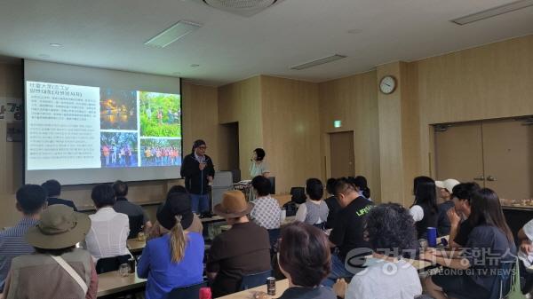 [크기변환]2-1. 지난 5일 용인특례시 처인구 남동 기후변화체험센터에서 반딧불이 서식지 생태 복원 세미나가 열렸다. (오가웅 교수 강연).jpeg