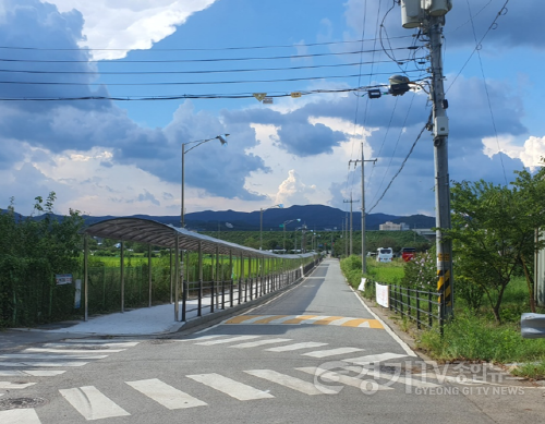 [크기변환]3. 용인특례시 처인구가 포곡고등학교 학생들의 통학환경 개선을 위해 보행자도로에 설치한 캐노피.png