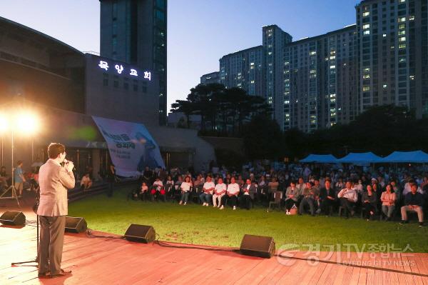 [크기변환]9-1. 이상일 용인특례시장은 7일 저녁 수지구 동천동 목양교회 잔디마당에서 열린 ‘제7회 머내마을 영화제’의 메인 행사인 야외영화축제 행사장을 찾아 축하의 뜻을 전했다..jpg