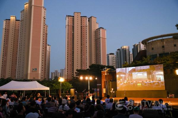 [크기변환]9-3. 용인특례시 수지구 동천동 목양교회 잔디마당에서 열린 ‘제7회 머내마을 영화제’의 메인 행사인 야외영화축제를 즐기고 있는 시민들의 모습.jpg