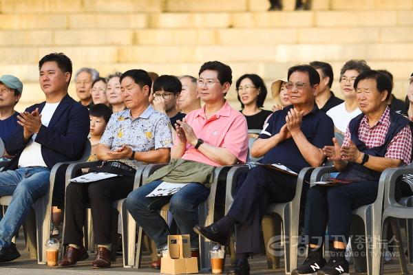 [크기변환]1-2. 이상일 용인특례시장이 14일 오후 기흥구 중동 동백호수공원에서 열린 ‘Fall In Love with 7080 콘서트 현장을 찾아 공연을 관람하고 시민들에게 추석 인사를 전했다..jpg