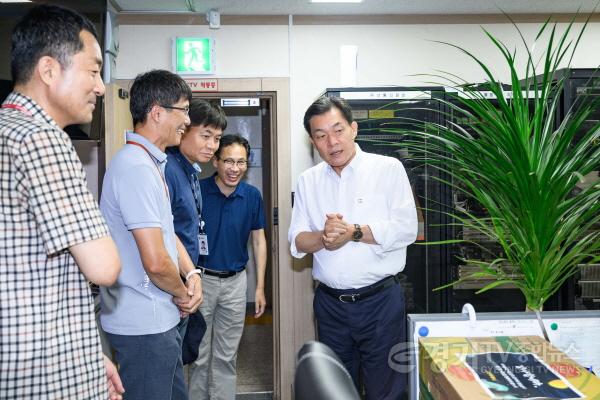 [크기변환]사진 1-4)이재준 수원시장, 추석 연휴에도 일하는 이들 방문해 격려.jpg