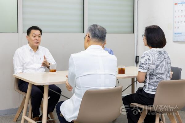 [크기변환]사진 1-2)이재준 수원시장, 추석 연휴에도 일하는 이들 방문해 격려.jpg