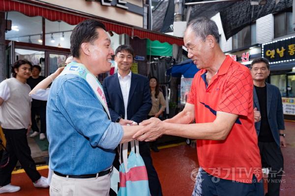 [크기변환]1-2. 이재준 수원시장, 추석 앞두고 전통시장 장 보기…상인들에게 “대박나길 바란다!”.jpg