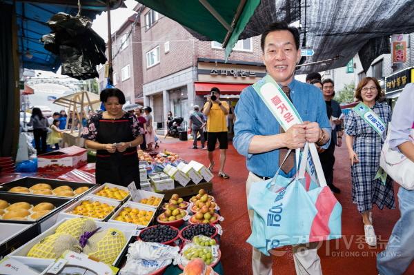 [크기변환]1-1. 이재준 수원시장, 추석 앞두고 전통시장 장 보기…상인들에게 “대박나길 바란다!”.jpg