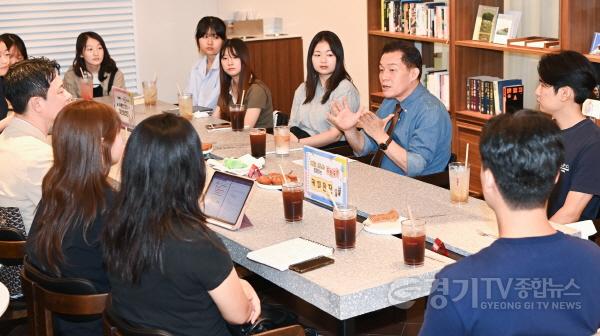 [크기변환]2-2. 이재준 수원시장, 새빛톡톡 활용 수업 수강하는 경기대 학생들 만나 “여러분의 제안이 시민에게 도움되길 바란다”.jpg