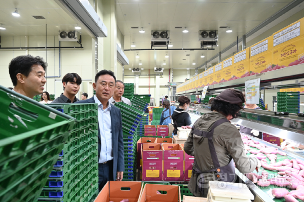 [크기변환]01-여주시, 이충우 여주시장 고구마 전문 유통법인 ‘(주)농업회사법인 거산’ 현장 방문2.png