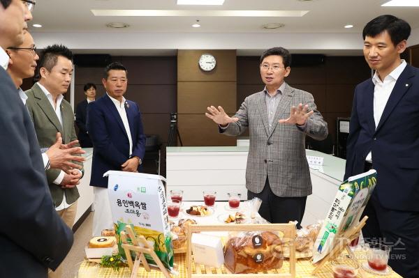 [크기변환]2-3. 이상일 용인특례시장이 용인 백옥쌀가루 공급 업무협약을 체결한 후 참석자들과 백옥쌀 판로 확대와 품질 유지에 대한 의견을 나누고 있다..jpg