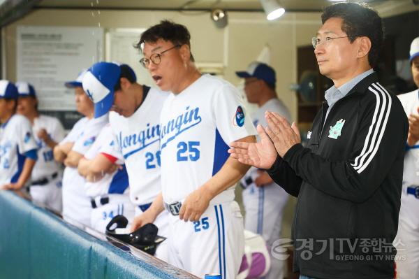 [크기변환]1-3. 이상일 용인특례시장이 9월 20일 열린 제22회 경기도 공무원 친선 체육대회 야구 경기장을 방문해 선수들과 함께 응원하고 있다..jpg