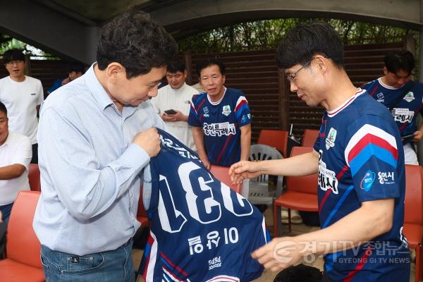 [크기변환]1-2. 이상일 용인특례시장이 9월 20일 열린 제22회 경기도 공무원 친선 체육대회 축구 경기에서 시 선수들로부터 유니폼을 선물받았다..jpg