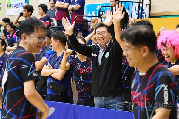 [크기변환]1-1. 이상일 용인특례시장이 9월 20일 열린 제22회 경기도 공무원 친선 체육대회 탁구 경기장에서 공직자들을 응원하고 있는 모습..jpg