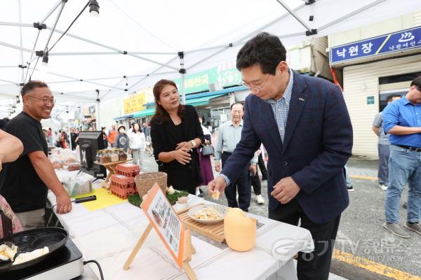 [크기변환]5-1. 이상일 용인특례시장이 21일 처인구 김량장동 용인중앙시장에서 열린 상설야시장 별당마켓 행사장을 방문해 소상공인의 목소리를 경청했다..jpg