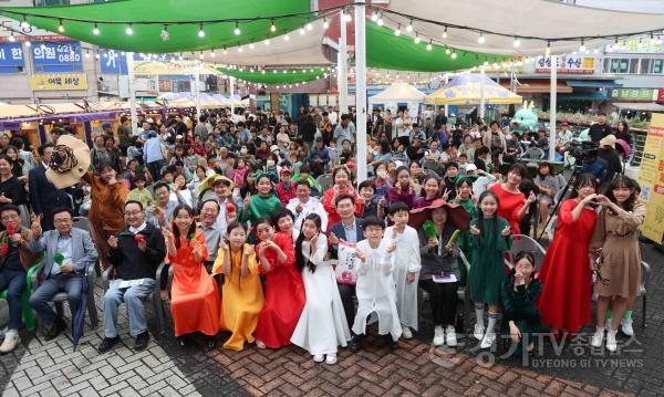 [크기변환][크기변환]5-3. 이상일 용인특례시장이 21일 처인구 김량장동 용인중앙시장에서 열린 상설야시장 별당마켓을 방문한 시민과 함께 행사에 참여했다..jpg